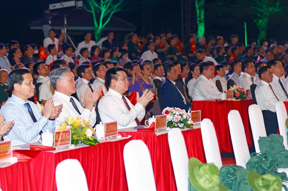 Chủ tịch Quốc hội Vương Đình Huệ và đại biểu dự Cầu truyền hình trực tiếp “Khúc tráng ca hòa bình” tại Quảng Nam. Ảnh: Doãn Tấn/TTXVN