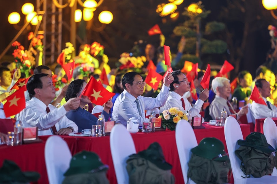 Thủ tướng Chính phủ Phạm Minh Chính cùng các đồng chí lãnh đạo Đảng, các đại biểu dự chương trình tại đầu cầu TPHCM. Ảnh: Nhật Bắc