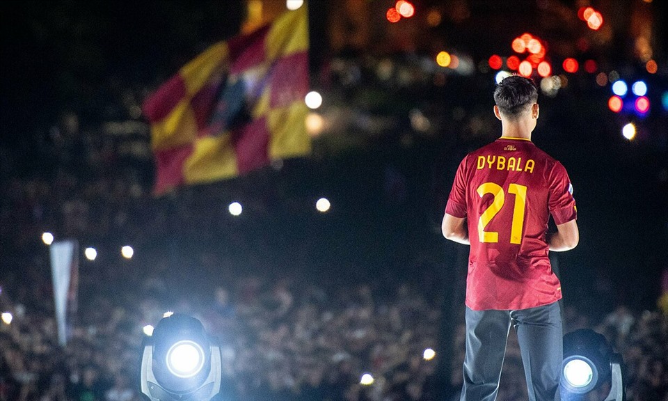Dybala đã khóc khi chứng kiến hàng chục ngàn cổ động viên Roma chào đón anh. Ảnh: AFP