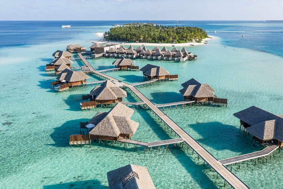 Lợi dụng ưu thế này mà Maldives trở thành thiên đường du lịch của thế giới với 1,7 triệu lượt du khách ghé thăm mỗi năm. - Ảnh: PYS Travel