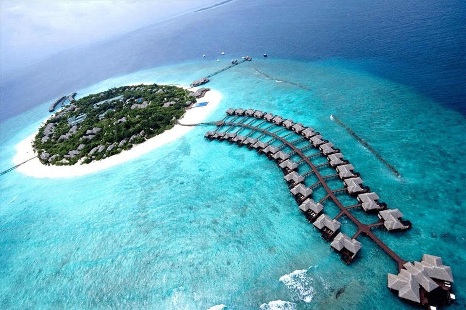 Hầu hết các đảo ở Maldives đều nhỏ bé, gồm những dải đất mong manh, thoắt ẩn thoắt hiện giữa đại dương xanh mát.