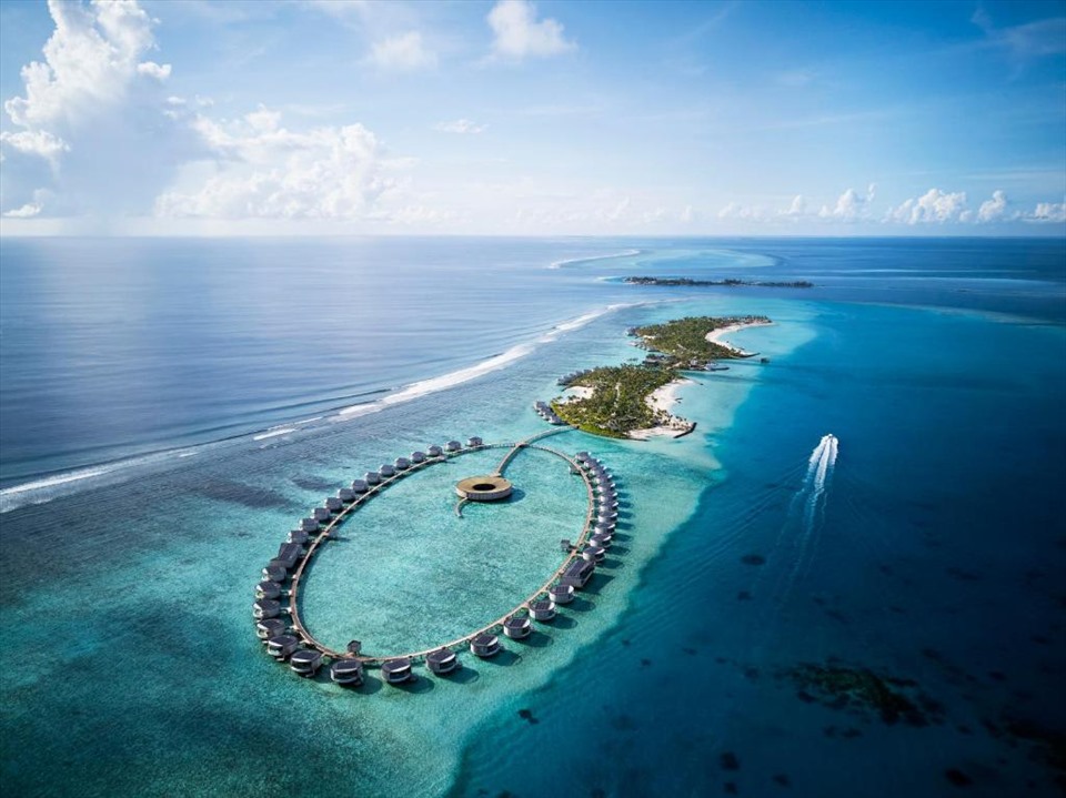 Maldives có 2 loại đảo là đảo tư nhân và đảo dân sinh. Các đảo tư nhân thường được xây dựng resort sang trọng, cao cấp, là điểm đến lý tưởng để du lịch nghỉ dưỡng, tận hưởng không khí biển trong lành, quang cảnh tuyệt đẹp nơi đây.