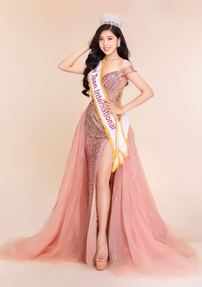 Sau khi công bố trang phục dân tộc “Hạ vàng” do NTK Nhật Thực thiết kế, trang phục Dạ hội của Ngô Ngọc Gia Hân là tâm điểm tiếp theo mà người hâm mộ vô cùng chờ đợi khi ngày chung kết Miss Teen International tại Ấn Độ đang ngày càng cận kề.