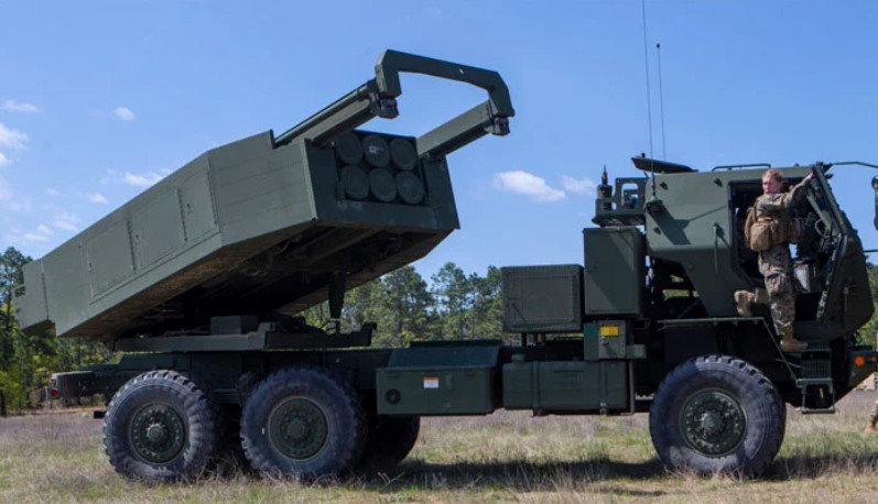 Mỹ cung cấp hệ thống pháo phản lực cơ động cao HIMARS cho Ukraina. Ảnh: AFP