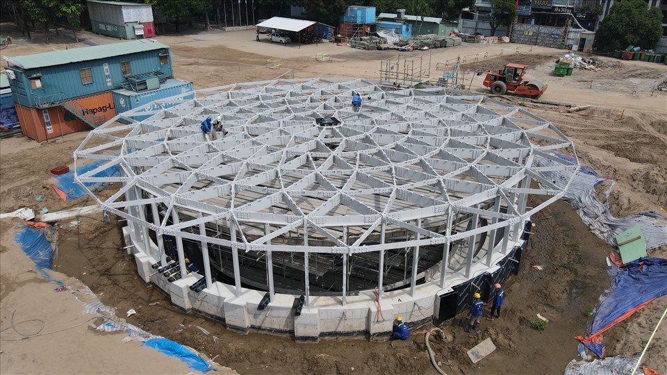 Điểm nhấn của ga ngầm Bến Thành là giếng trời lấy ánh sáng tự nhiên được thiết kế dạng hình tròn chiều cao 6m, đường kính ngoài 21,6m.