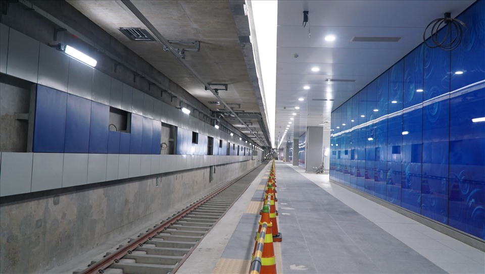 Tầng hai ga Ba Son là sân ga (nơi tàu dừng đỗ đón trả khách) cũng đang được đẩy nhanh hoàn thiện các hạng mục như tường, trần, hệ thống chiếu sáng... Toàn bộ nhà ga Ba Son sẽ hoàn thành trong tháng 5.2021.