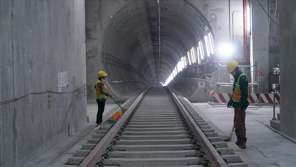 Tầng hai ga Ba Son là sân ga (nơi tàu dừng đỗ đón trả khách) cũng đang được đẩy nhanh hoàn thiện các hạng mục như tường, trần, hệ thống chiếu sáng... Toàn bộ nhà ga Ba Son sẽ hoàn thành trong tháng 5.2021.