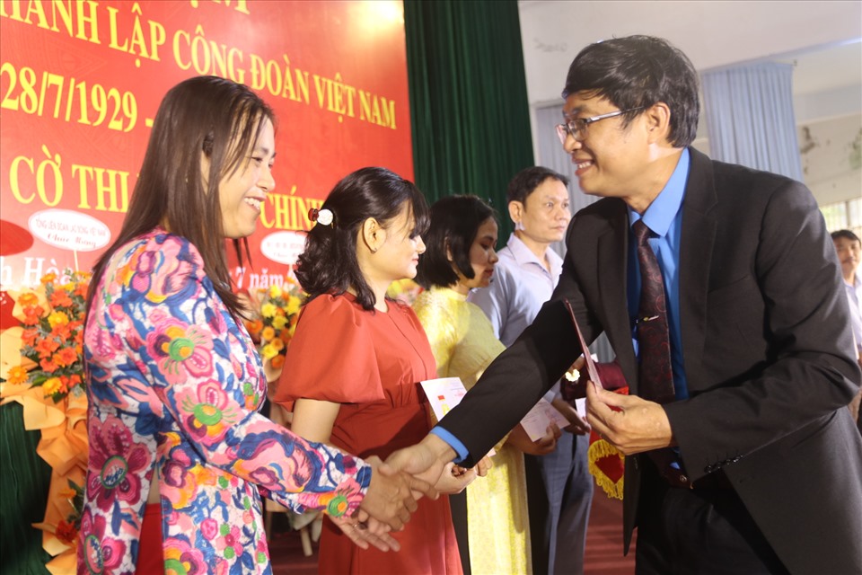 Ông Bùi Thanh Bình-Chủ tịch LĐLĐ tỉnh Khánh Hoà trao bằng lao động sáng tạo của Tổng LĐLĐ Việt Nam cho các cá nhân. Ảnh: P. Linh cho 8 cá nhâ