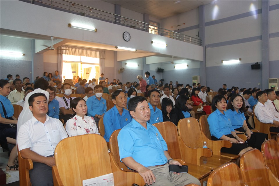 Đông đảo cán bộ công đoàn qua các thời kỳ tham gia lễ kỉ niệm 93 năm ngày thành lập Công đoàn Việt Nam. Ảnh: P.L