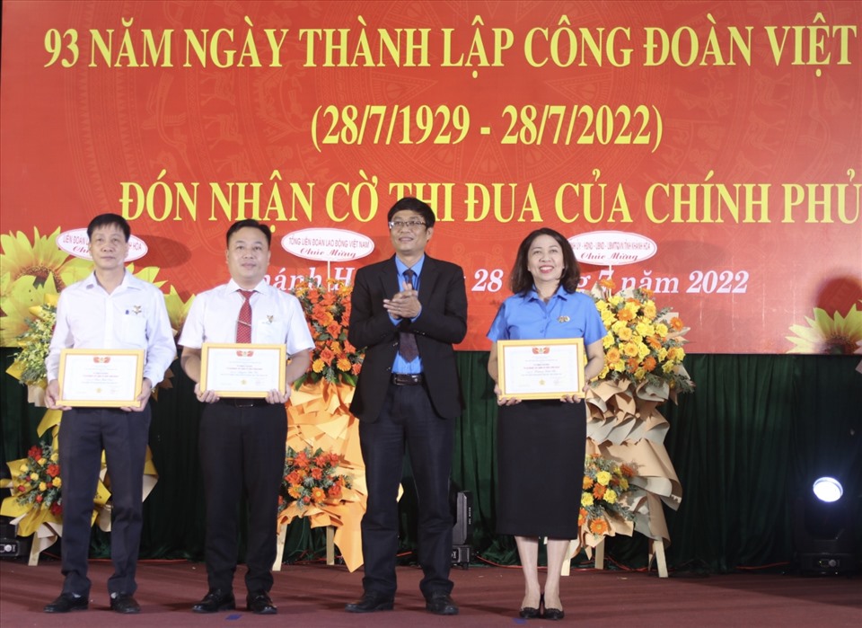 Ông Bùi Thanh Bình- Chủ tịch LĐLĐ tỉnh Khánh Hoà trao kỉ niệm chương vì sự nghiệp công đoàn cho các cán bộ công đoàn có nhiều thành tích xuất sắc. Ảnh: P.L