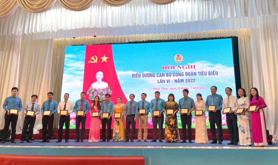 Quang cảnh buổi lễ tôn vinh 72 cán bộ Công đoàn tiêu biểu tỉnh Đồng Tháp lần VI-2022. Ảnh: TN