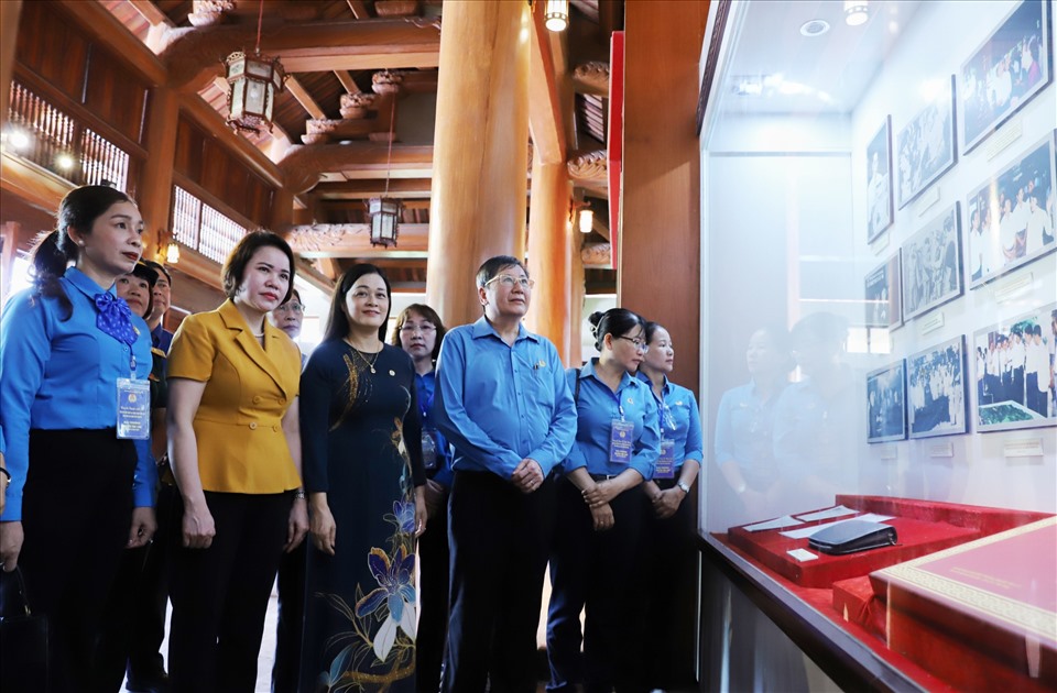 Đoàn cán bộ công đoàn Việt Nam thăm quan khu trưng bày những hiện vật tiêu biểu giới thiệu về thân thế, sự nghiệp của nguyên Tổng Bí thư Nguyễn Văn Linh. Ảnh: Tô Thế