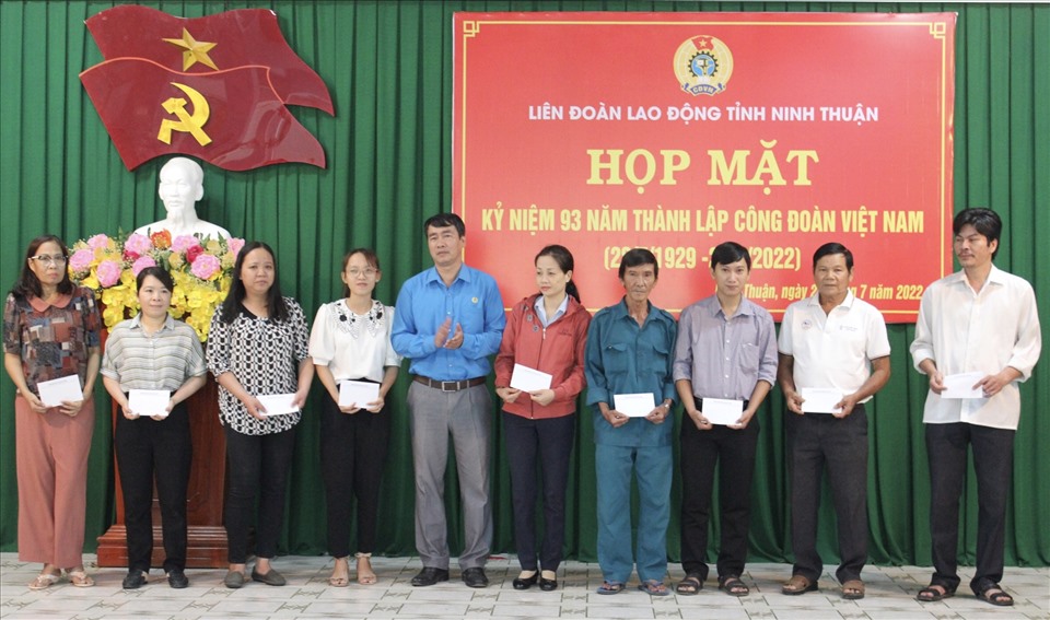 Lãnh đạo LĐLĐ tỉnh Ninh Thuận trao hỗ trợ cho đoàn viên khó khăn. Ảnh: Ninh Giang