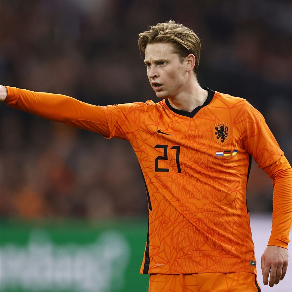 Nếu cứ đá trung vệ, De Jong khó có suất đá chính tại World Cup 2022. Ảnh: UEFA