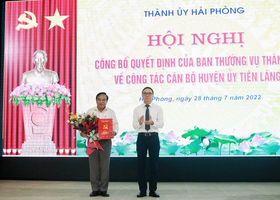 Ông Đào Trọng Đức – Trưởng Ban Tổ chức Thành uỷ trao Quyết định, chúc mừng ông Ngô Ngọc Khánh nhận nhiệm vụ tại Liên minh Hợp tác xã và doanh nghiệp thành phố.