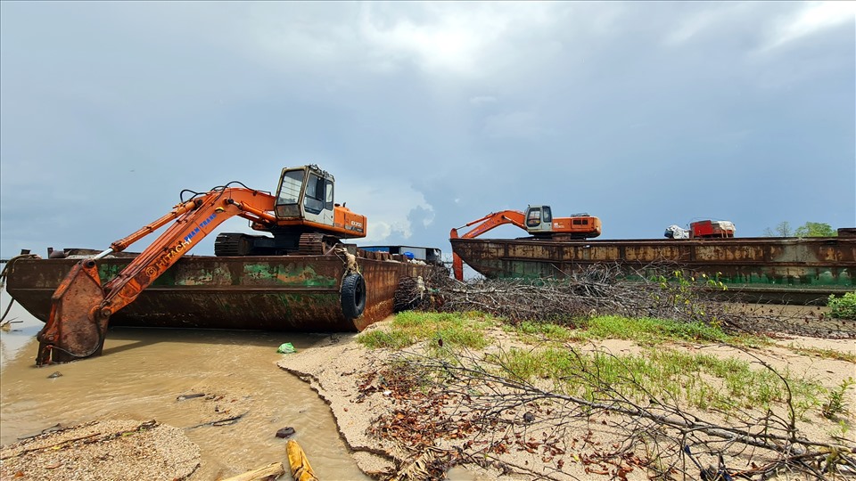 Phương tiện, máy móc được tập kết đợi thời tiết thuận lợi để gia cố đê biển Tây tại những đoạn sạt lở.