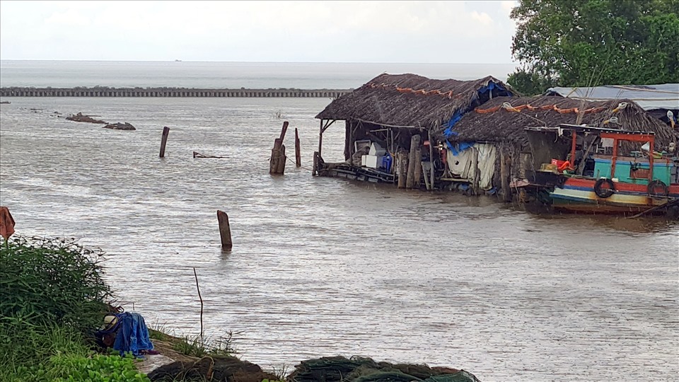 Biển Tây, tỉnh Cà Mau đang lặng sóng, nhưng chỉ cần một cơn gió thổi lên là những căn nhà này có thể cuốn trôi bất cứ lúc nào.