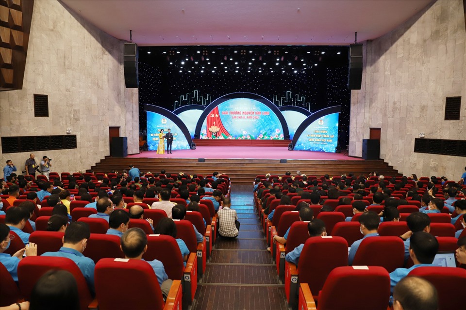 Toàn cảnh hội trường diễn ra Lễ trao tặng Giải thưởng Nguyễn Văn Linh lần thứ III, năm 2022