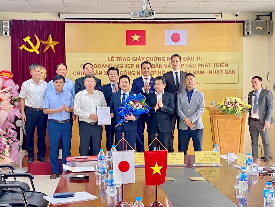 Trưởng ban Quản lý Khu Công nghiệp và Chế xuất Hà Nội Lê Quang Long trao giấy chứng nhận đầu tư cho Công ty Onaga (Nhật Bản) trước sự chứng kiến của các đại biểu.