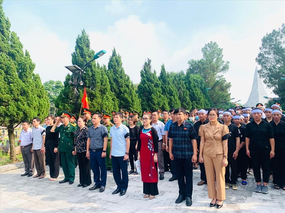 Các đại biểu cùng thân nhân liệt sĩ Nguyễn Cảnh Nam tại buổi lễ. Ảnh: MK