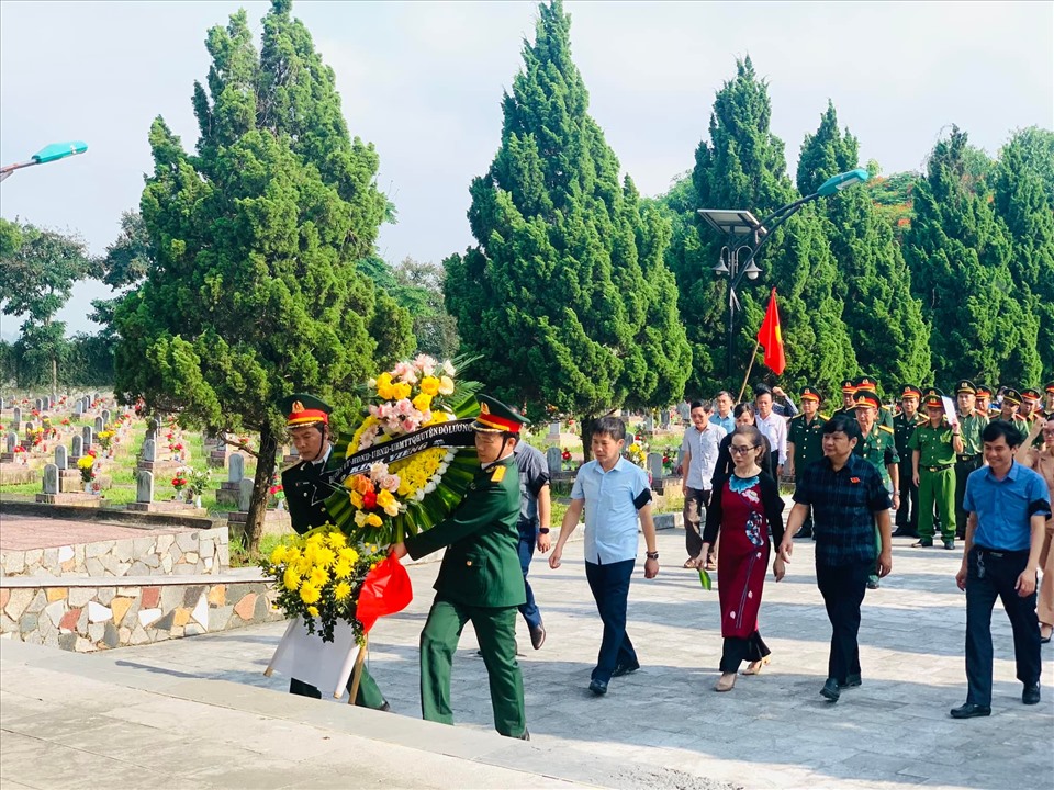 Lãnh đạo huyện Đô Lương dâng hoa, dâng hương tại nghĩa trang. Ảnh: MK