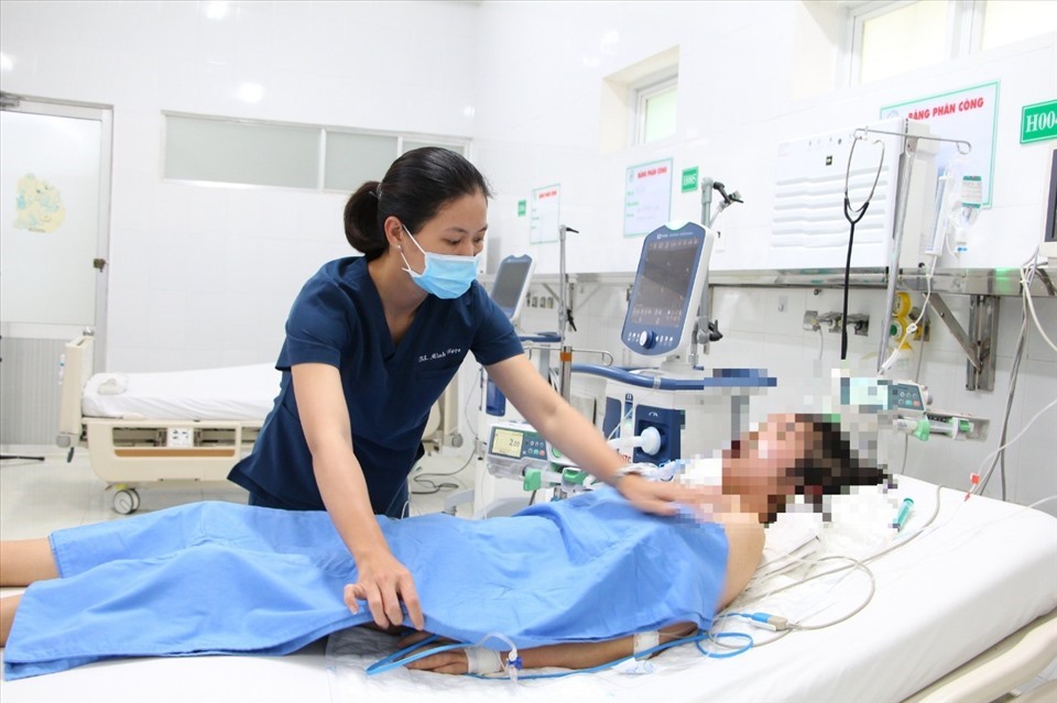 Nhân viên y tế ở Bệnh viện Nhi Đồng Nai, đặc biệt là các điều dưỡng phải liên tục làm việc “tua 2“, chăm sóc nhiều bệnh nhân sốt xuất huyết cùng một lúc. Ảnh: Hà Anh Chiến