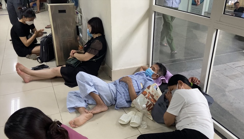 Tại Bệnh viện Hữu nghị Việt Đức, người bệnh lê lết chờ khám.