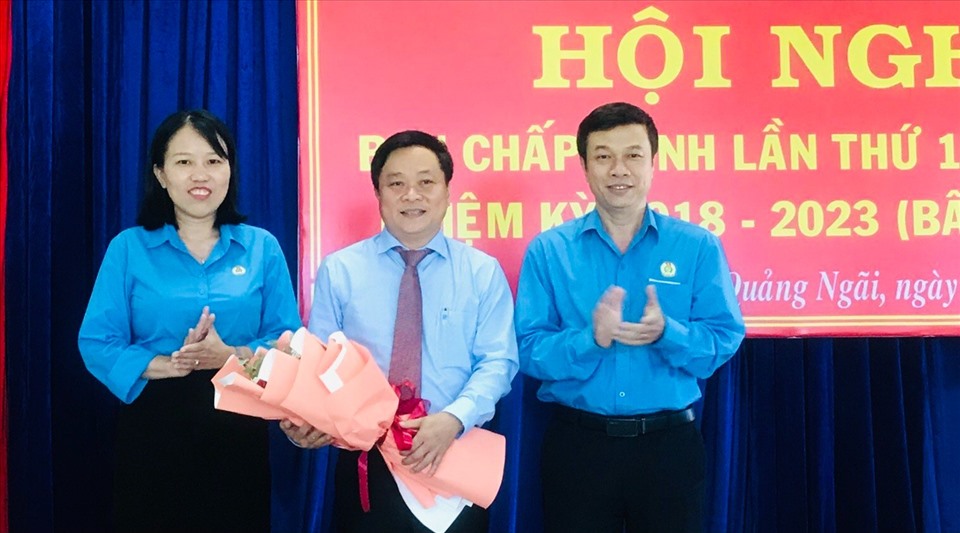 Thường trực LĐLĐ tỉnh tặng hoa chúc mừng ông Nguyễn Phúc Nhân trúng cử chức Chủ tịch LĐLĐ tỉnh.