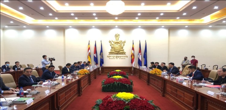 Đoàn công tác làm việc với Bộ Nội vụ Campuchia. Ảnh: Khánh Minh