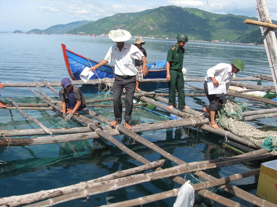 Các ngành chức năng và địa phương kiểm tra các bè nuôi thủy sản ngoài quy hoạch tại