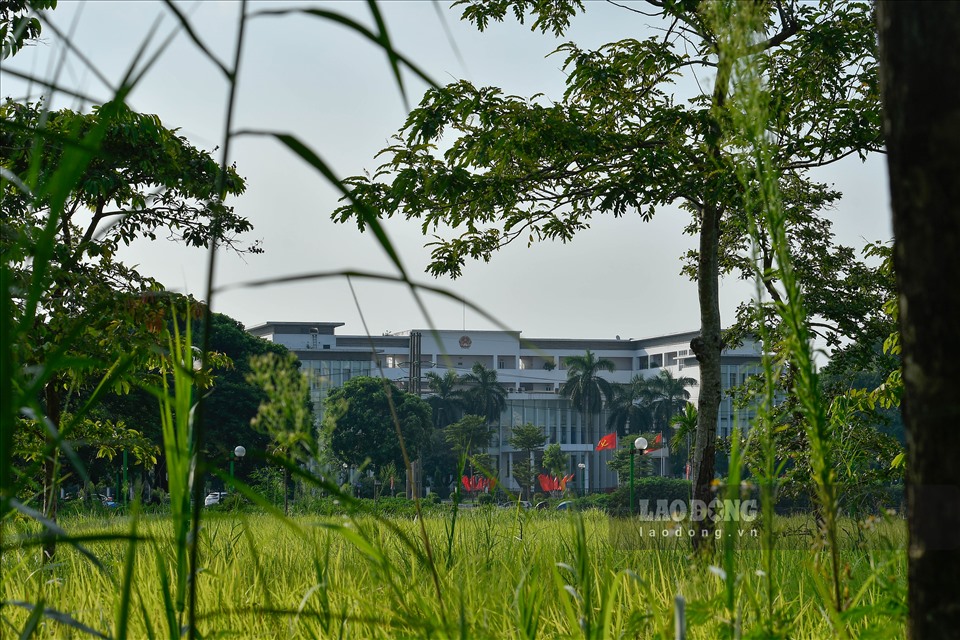Công viên khu đô thị Việt Hưng, quận Long Biên, TP. Hà Nội nằm trên phố Đoàn Khuê - Vạn Hạnh, đối diện trụ sở Quận ủy, HĐND, UBND quận Long Biên, do Tổng Công ty Đầu tư phát triển Nhà và Đô thị đầu tư các hạng mục cây xanh, vườn hoa... với diện tích hơn 157.000 m2.