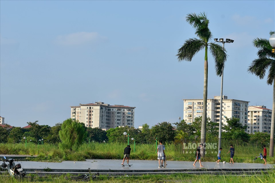Khu vực được trẻ em tận dụng để đá bóng, trượt ván vào buổi chiều.