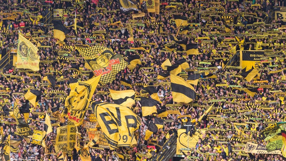 Những khán đài tràn ngập màu sắc với hàng ngàn cổ động viên cuồng nhiệt là “đặc sản” của Bundesliga.