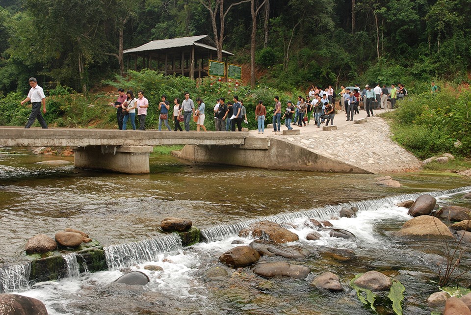 Du khách đến thăm Khe Rỗ (Bắc Giang). - Ảnh: Tổng cục du lịch.