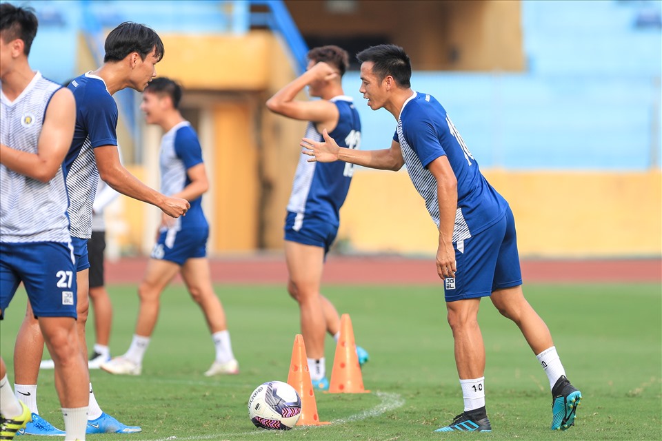 Vai trò của tiền đạo, đội trưởng Nguyễn Văn Quyết sẽ càng rõ ràng hơn trong bối cảnh câu lạc bộ Hà Nội phải thi đấu vắng sự chỉ đạo của huấn luyện viên trưởng.