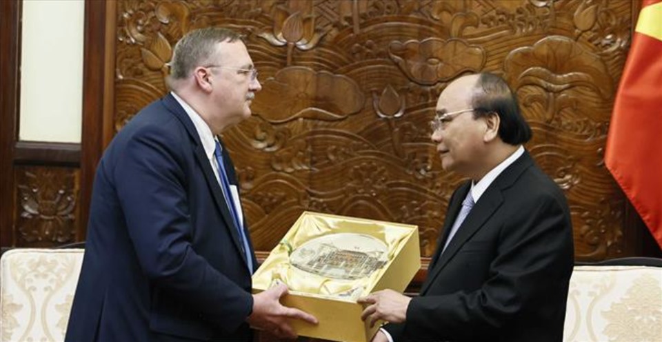 Chủ tịch nước Nguyễn Xuân Phúc tặng quà lưu niệm Đại sứ Hungary Ory Csaba. Ảnh: TTXVN