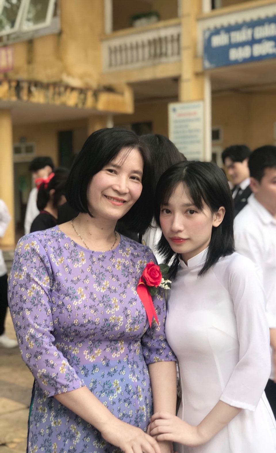 Linh Chi chụp ảnh kỷ niệm cùng mẹ của mình (Ảnh:NVCC)