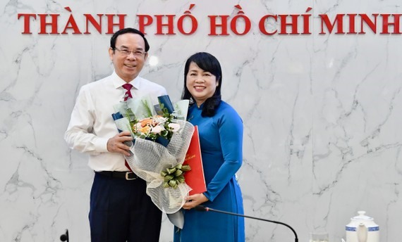 Bí thư Thành ủy TPHCM Nguyễn Văn Nên trao quyết định cho bà Trần Kim Yến. Ảnh: VIỆT DŨNG