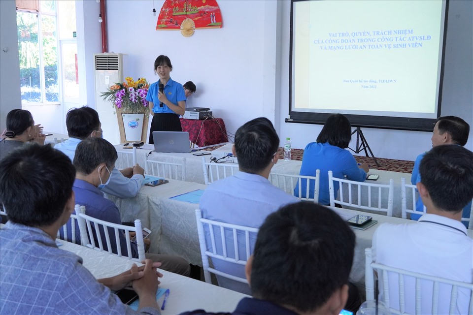 Chuyên viên Nguyễn Phương Chi đang báo cáo tại buổi tập huấn. Ảnh: T.A