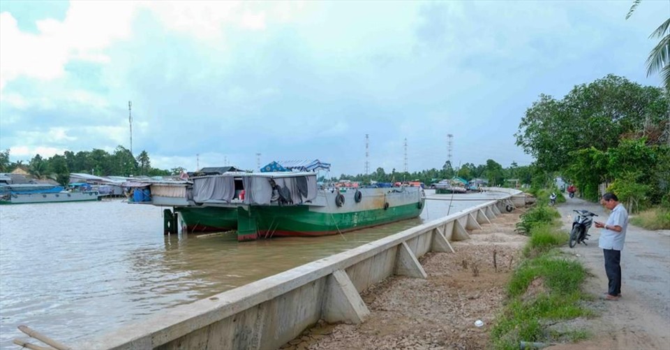 Kè chống sạt lở  sông Ô Môn, đoạn từ Rạch Vàm đến bến đò Tầm Vu đang trong quá trình hoàn thành