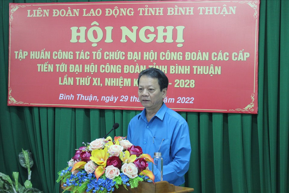 Đồng chí Nguyễn Xuân Phối, chủ tịch LĐLĐ tỉnh Bình Thuận phát biểu khai mạc hội nghị. Ảnh: MH