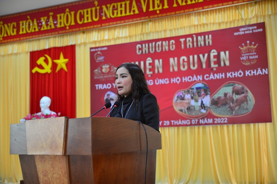 Trưởng BTC Đặng Gia Bena phát biểu tại buổi lễ trao bò giống cho 22 hộ nghèo tại huyện Hoa Vang.
