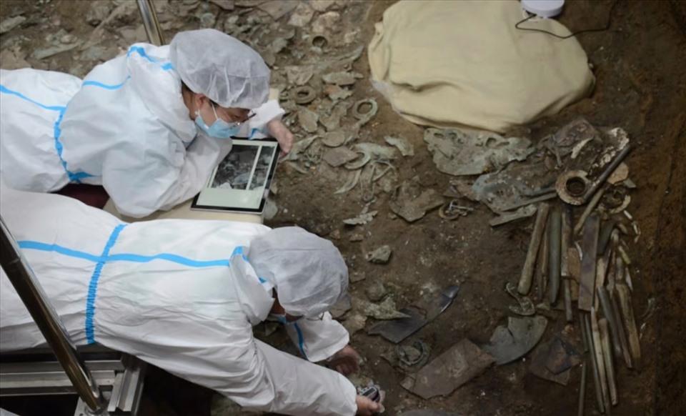 Các nhà khảo cổ khai quật tại di chỉ Tam Tinh Đôi. Ảnh: Xinhua