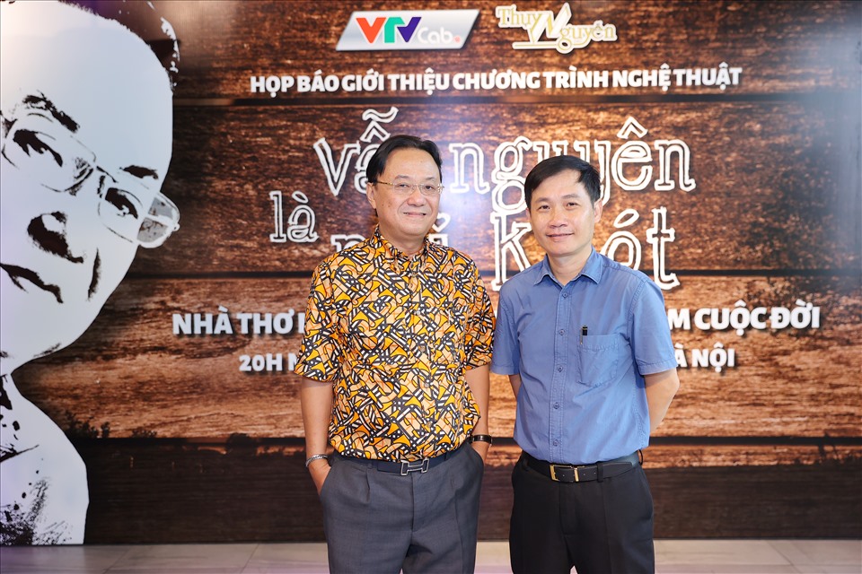Nhà thơ Hông Thanh Quang bên nhạc sĩ Quang Long - tổng đạo diễn chương trình. Ảnh: NVCC
