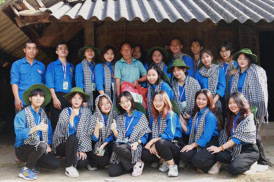 Đội sinh viên tình nguyện trường Đại học Khoa học Xã hội và Nhân văn tại xã Phình Hồ. Ảnh: Tuấn Đào.