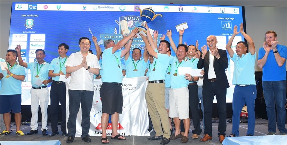Ông Cao Văn Chóng - Phó Giám đốc Sở VHTTDL, và ông Phạm Quang Minh - Chủ tịch Hội Golf tỉnh Bình Dương, trao cúp vô địch cho CLB G21. Ảnh: Sở VHTTDL Bình Dương