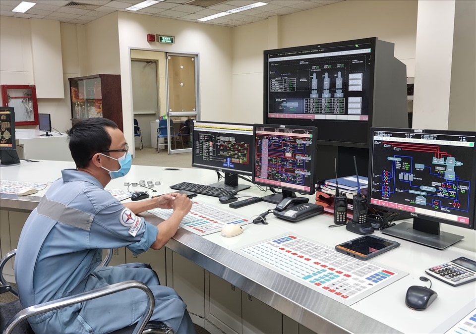 Nhân viên Cty Nhiệt điện Phú Mỹ theo dõi tình hình sản xuất điện trên hệ thống. Ảnh: Nam Dương