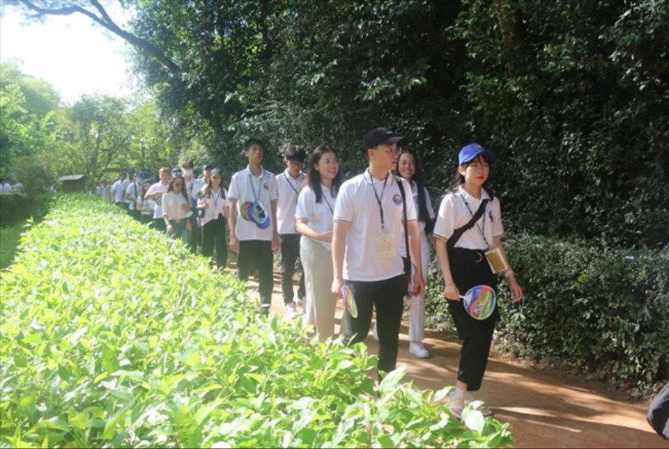 Đoàn Trại hè Việt Nam 2022 tham quan quê nội Bác Hồ. Ảnh: Song Minh