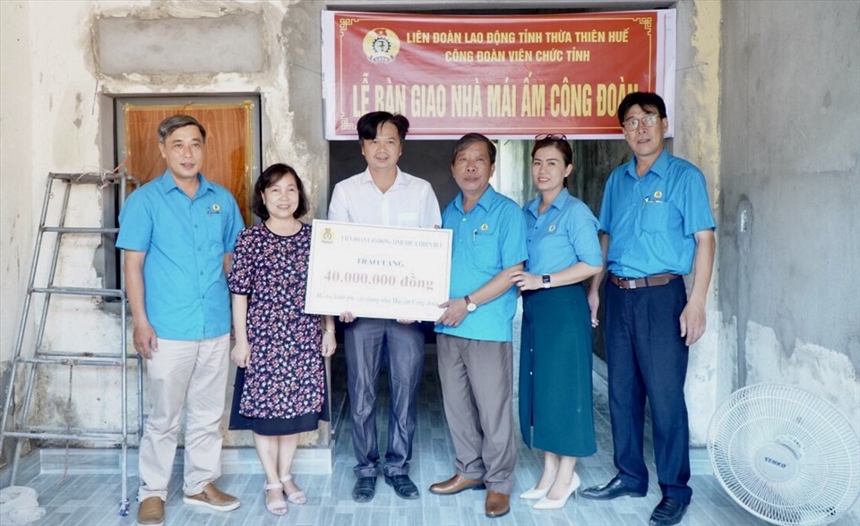 Ông Trần Quang Vinh - Phó Chủ tịch Thường trực LĐLĐ tỉnh trao hỗ trợ xây dựng Nhà Mái ấm Công đoàn cho đoàn viên Hồ Quang Thái.