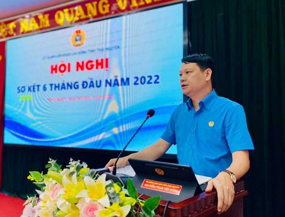 Đồng chí Phạm Việt Dũng Bí thư Đảng đoàn, Thủ trưởng cơ quan LĐLĐ tỉnh Thái Nguyên phát biểu tại hội nghị.